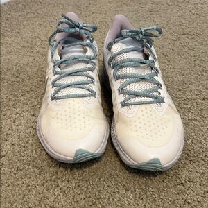 Women's Cream and Gray Athletic Shoes Nike winflo size 8